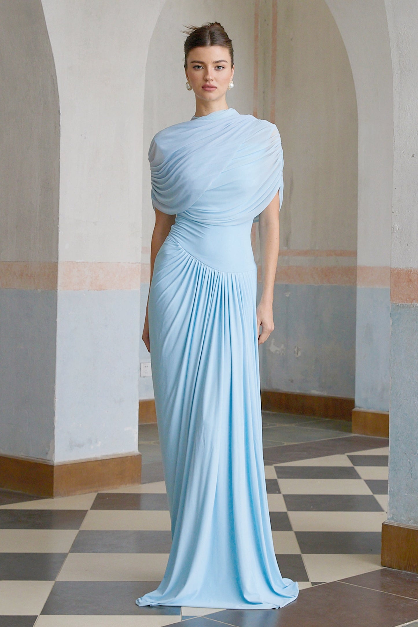 Freya | Vestido largo drapeado con detalle asimétrico