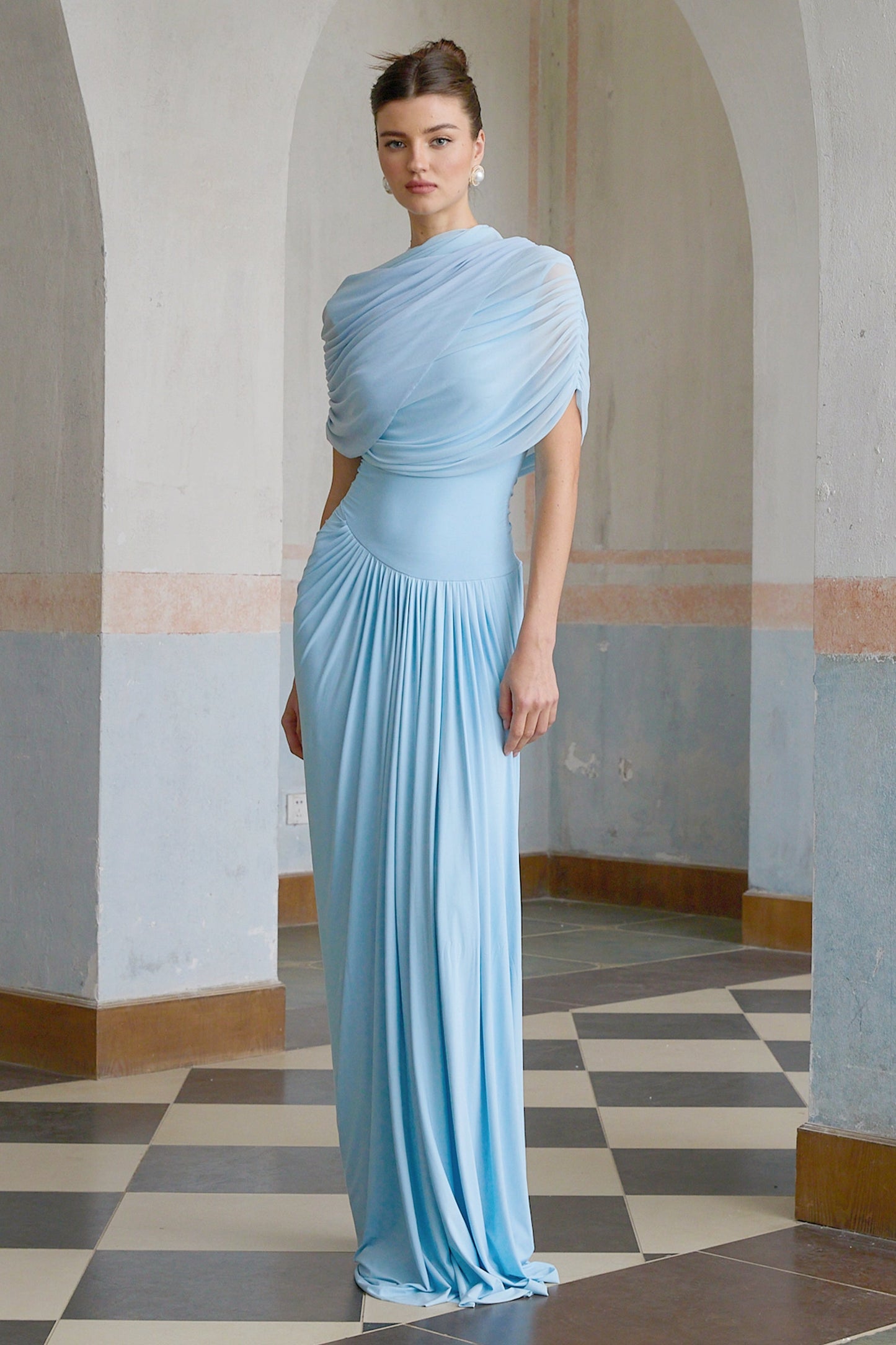 Freya | Vestido largo drapeado con detalle asimétrico