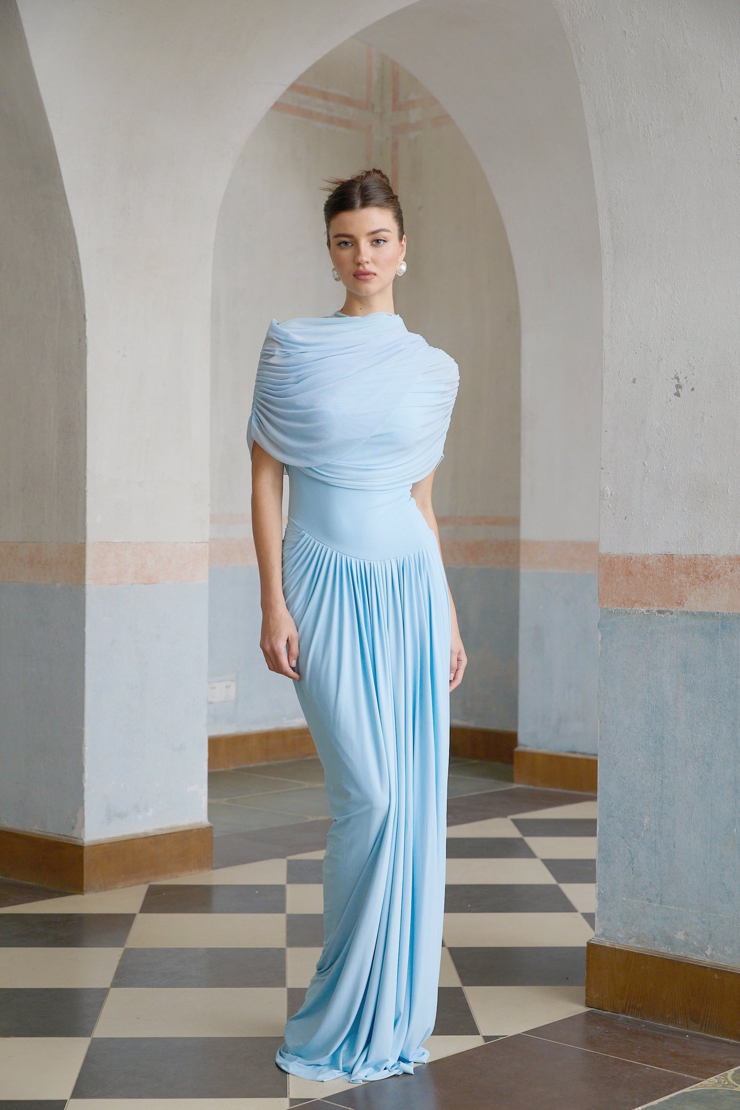 Freya | Vestido largo drapeado con detalle asimétrico