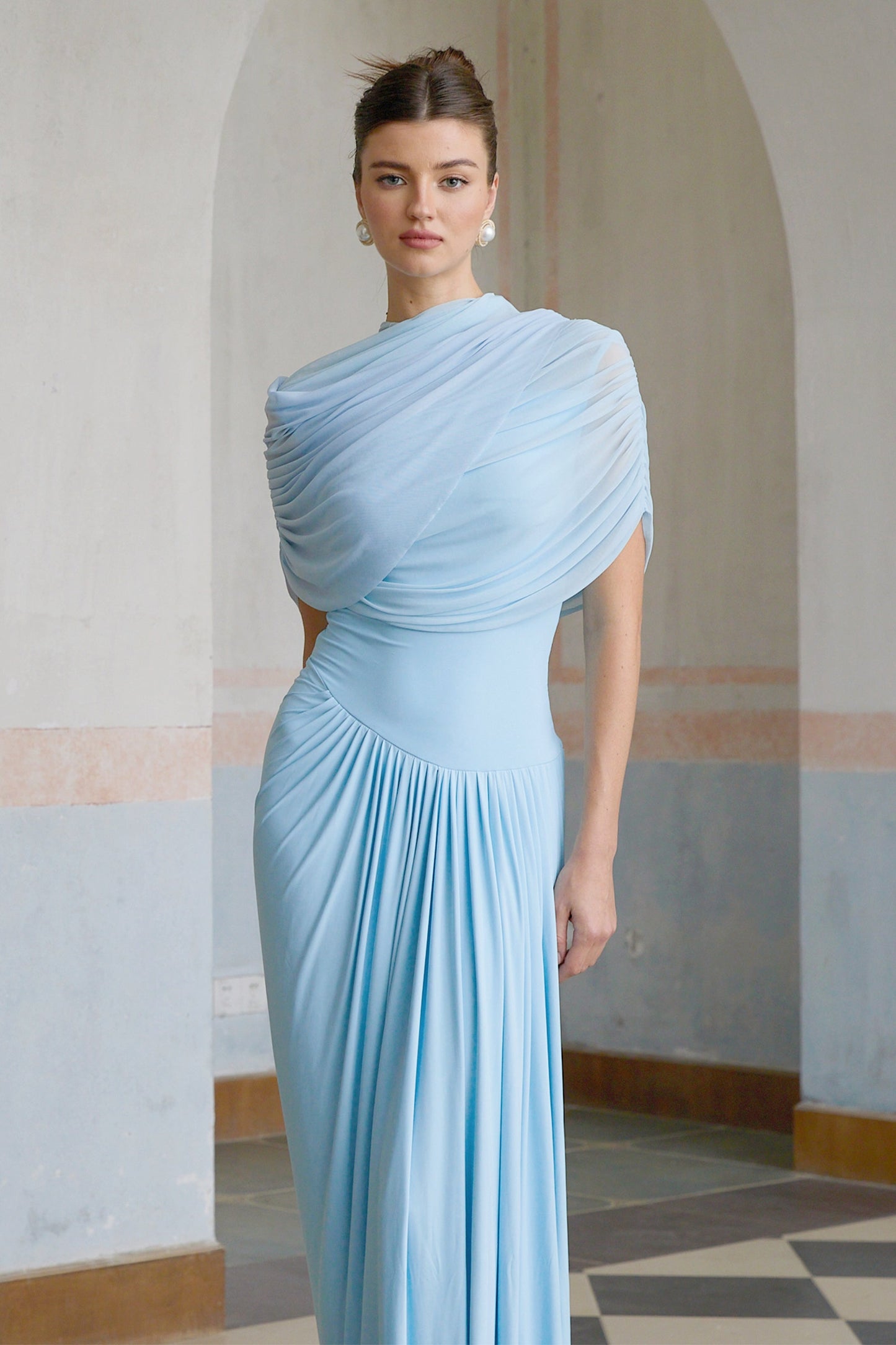 Freya | Vestido largo drapeado con detalle asimétrico