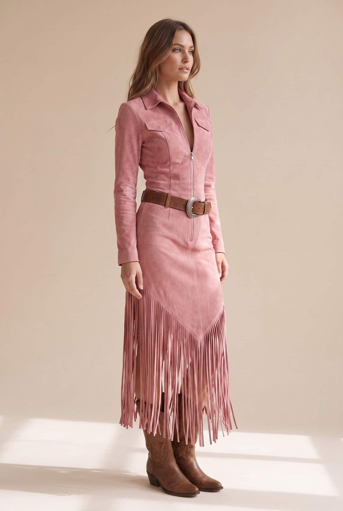 Vestido Sedona de flecos efecto ante en color rosa, vista de tres cuartos