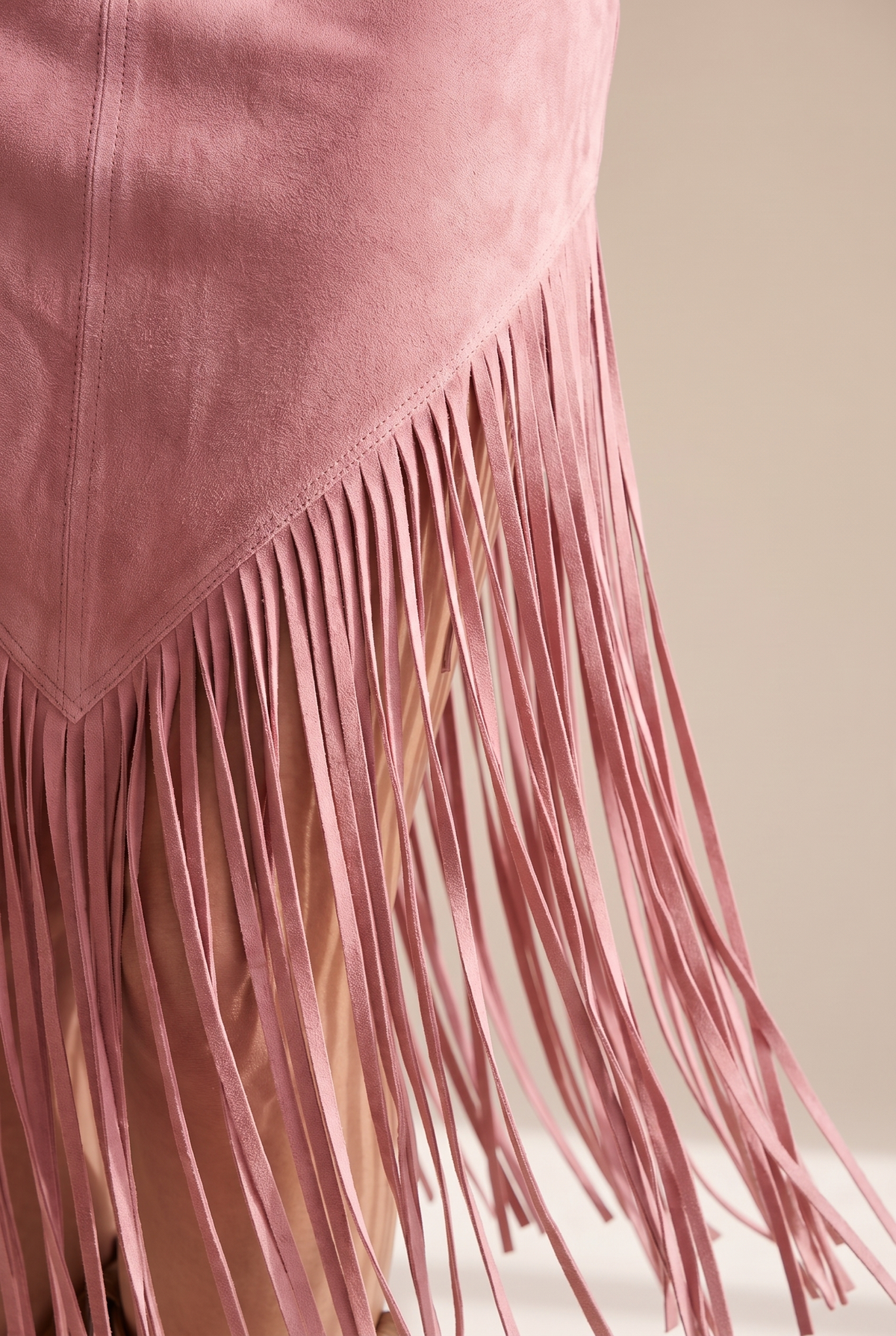 Vestido Sedona de flecos efecto ante en color rosa, detalle de los flecos