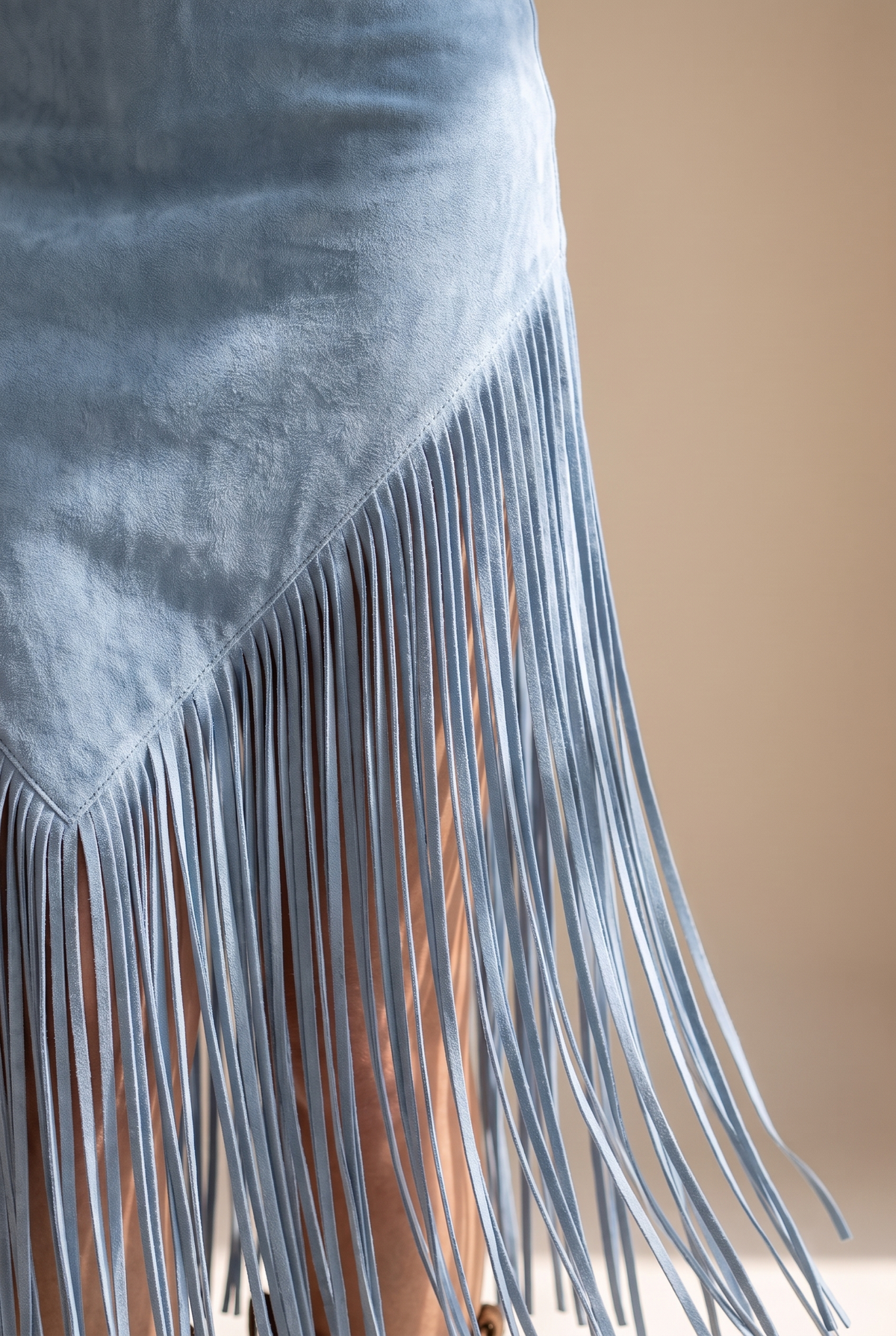 Vestido Sedona de flecos efecto ante en color azul, detalle de los flecos