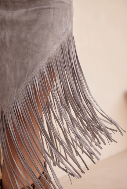 Vestido Sedona de flecos efecto ante en color gris, detalle de los flecos